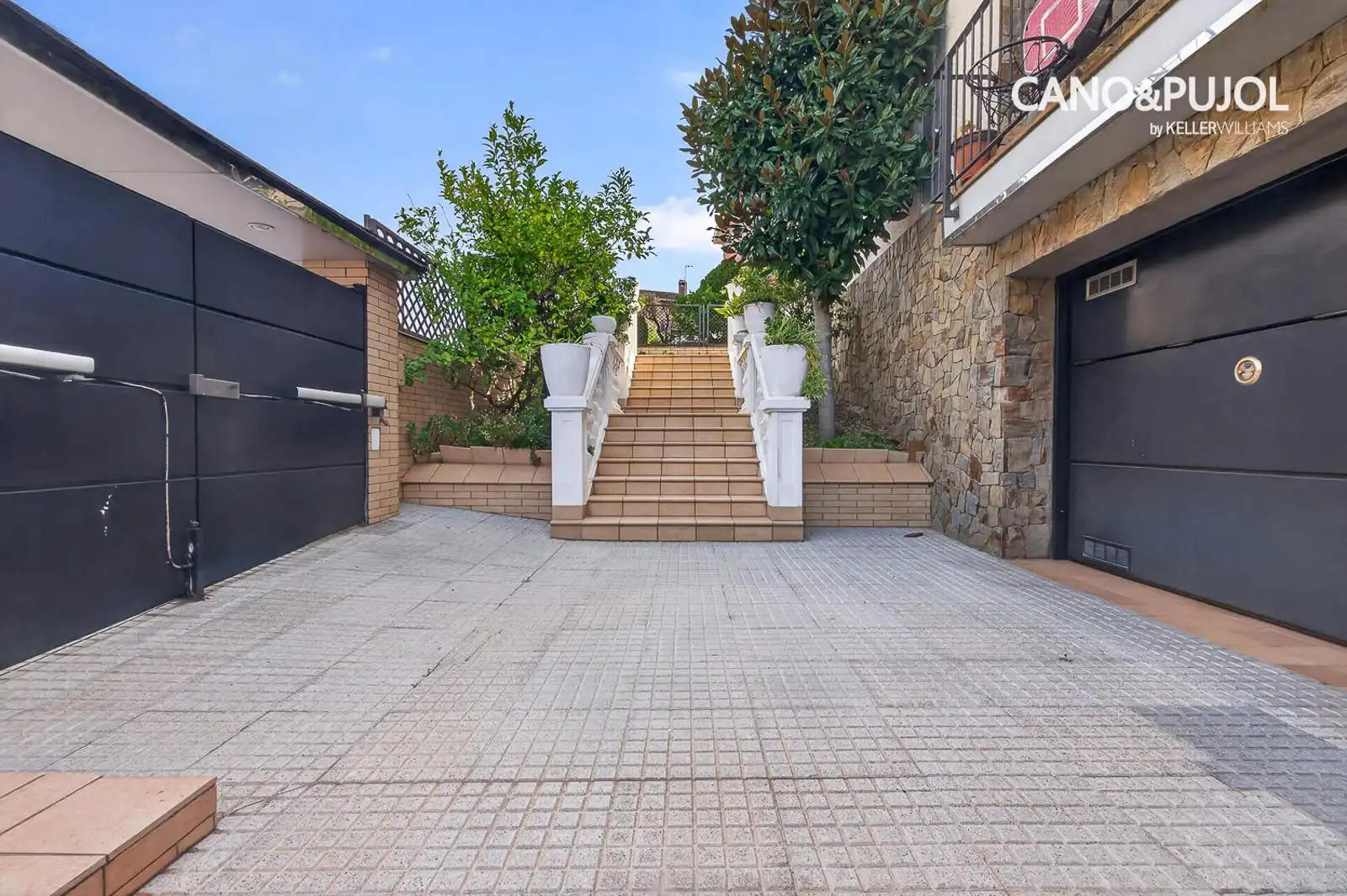 Parking of Houses for sale in Ca n'Oriol
