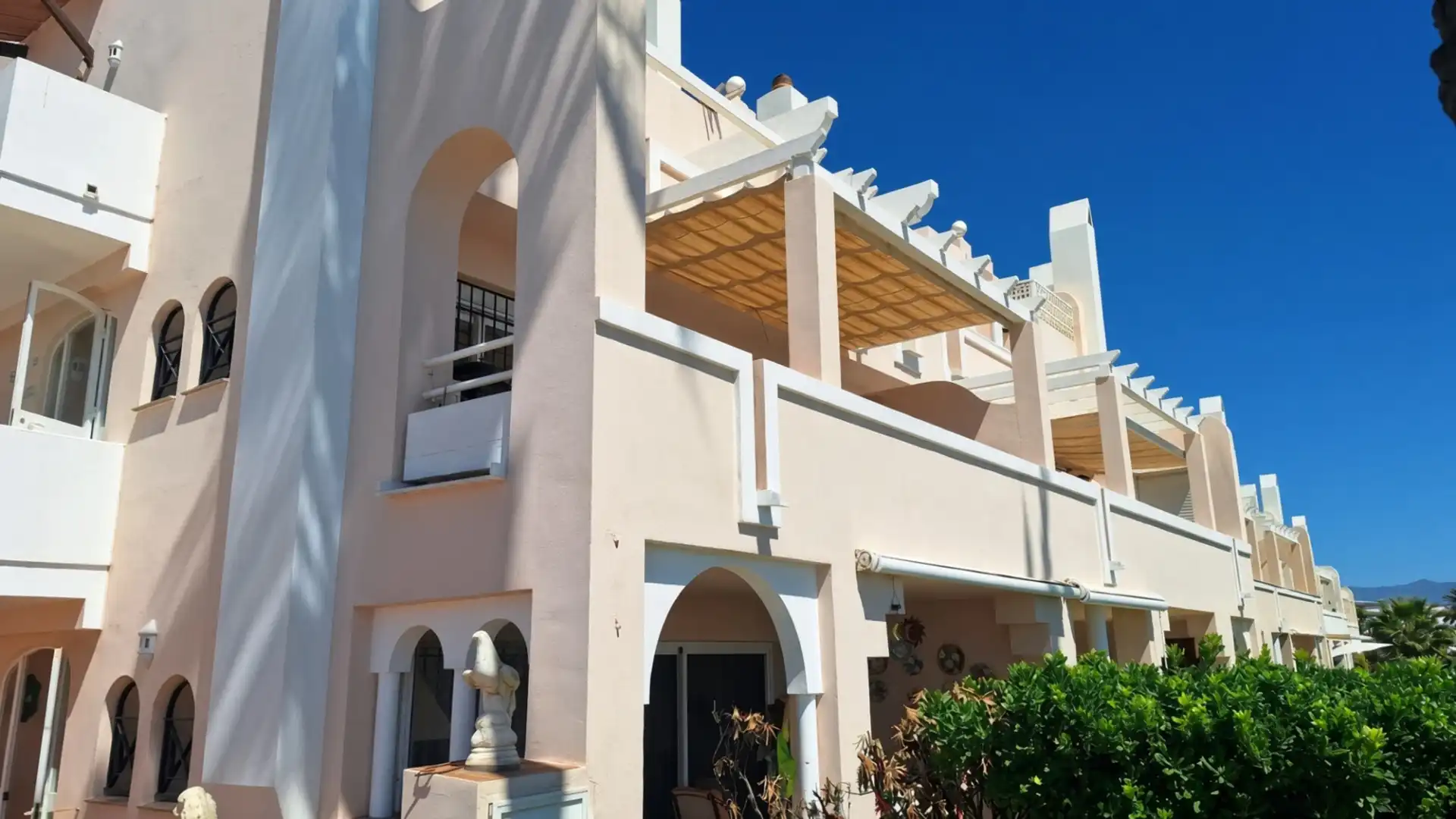 Vista exterior de Apartament en venda en Estepona amb Aire condicionat, Calefacció i Terrassa