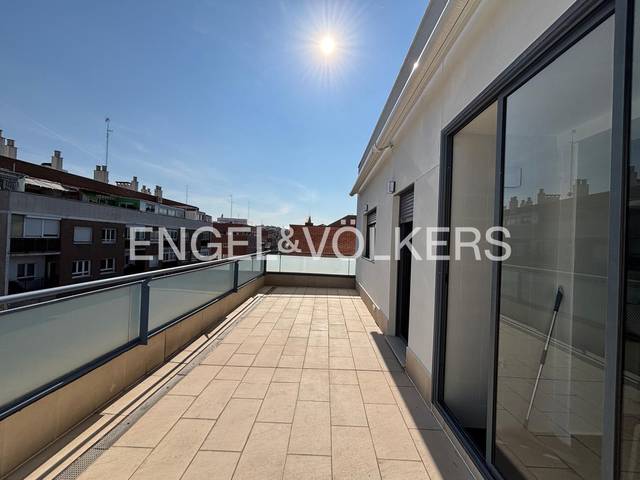 Ático en Alquiler en Calle de López de Hoyos en Ciudad Jardín