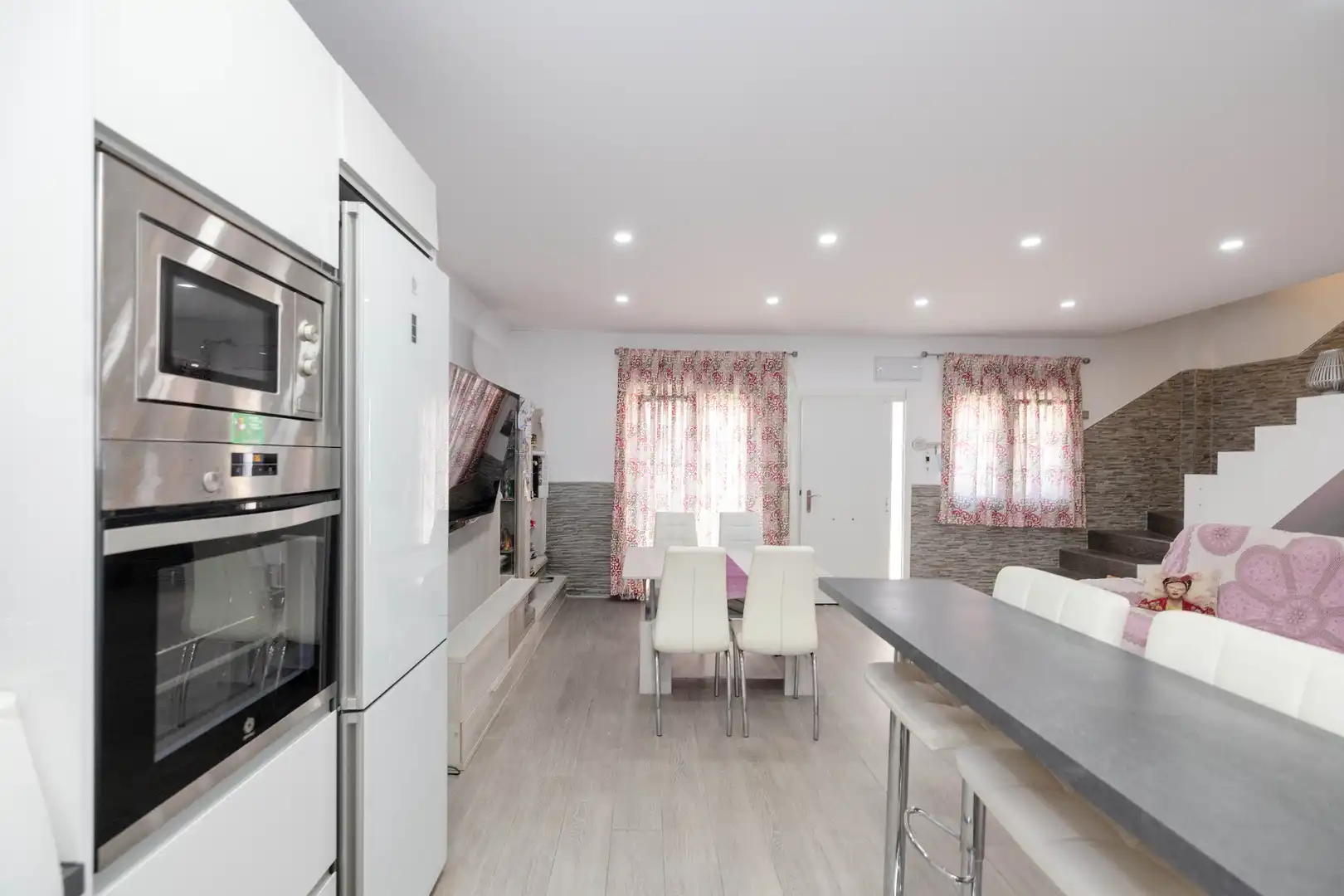 Küche von Einfamilien-Reihenhaus zum Verkauf in Málaga mit Klimaanlage, Heizung und Terrasse