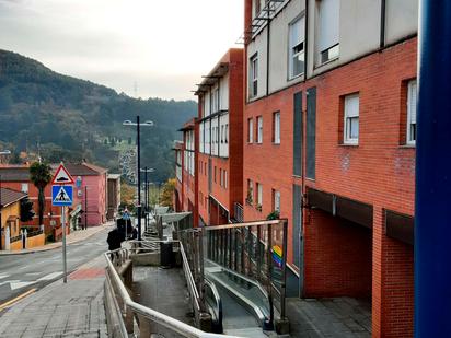 Vista exterior de Dúplex en venda en Etxebarri amb Calefacció i Moblat