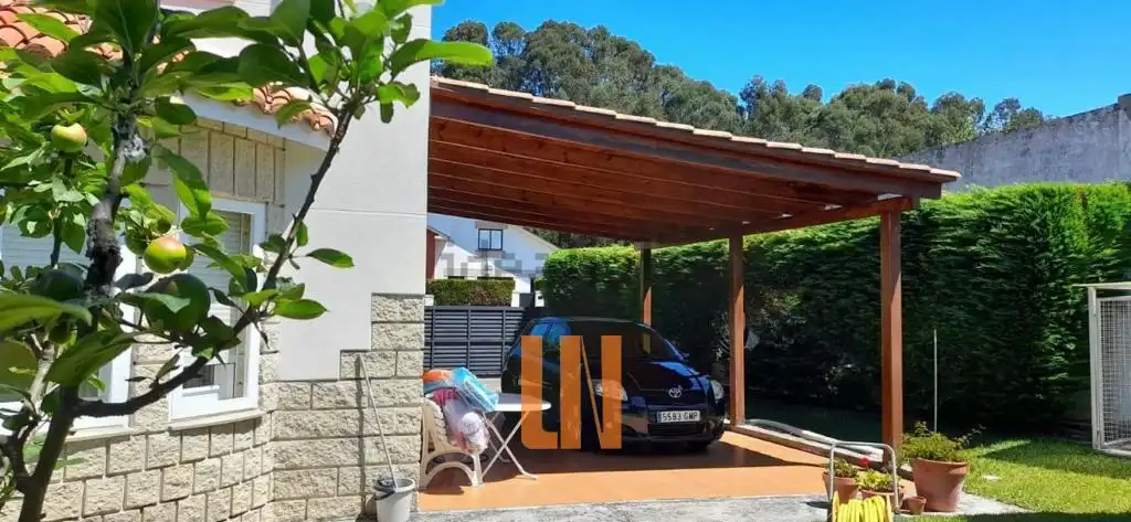 Parking de Casa o chalet en venta en Oleiros con Calefacción, Jardín privado y Parquet