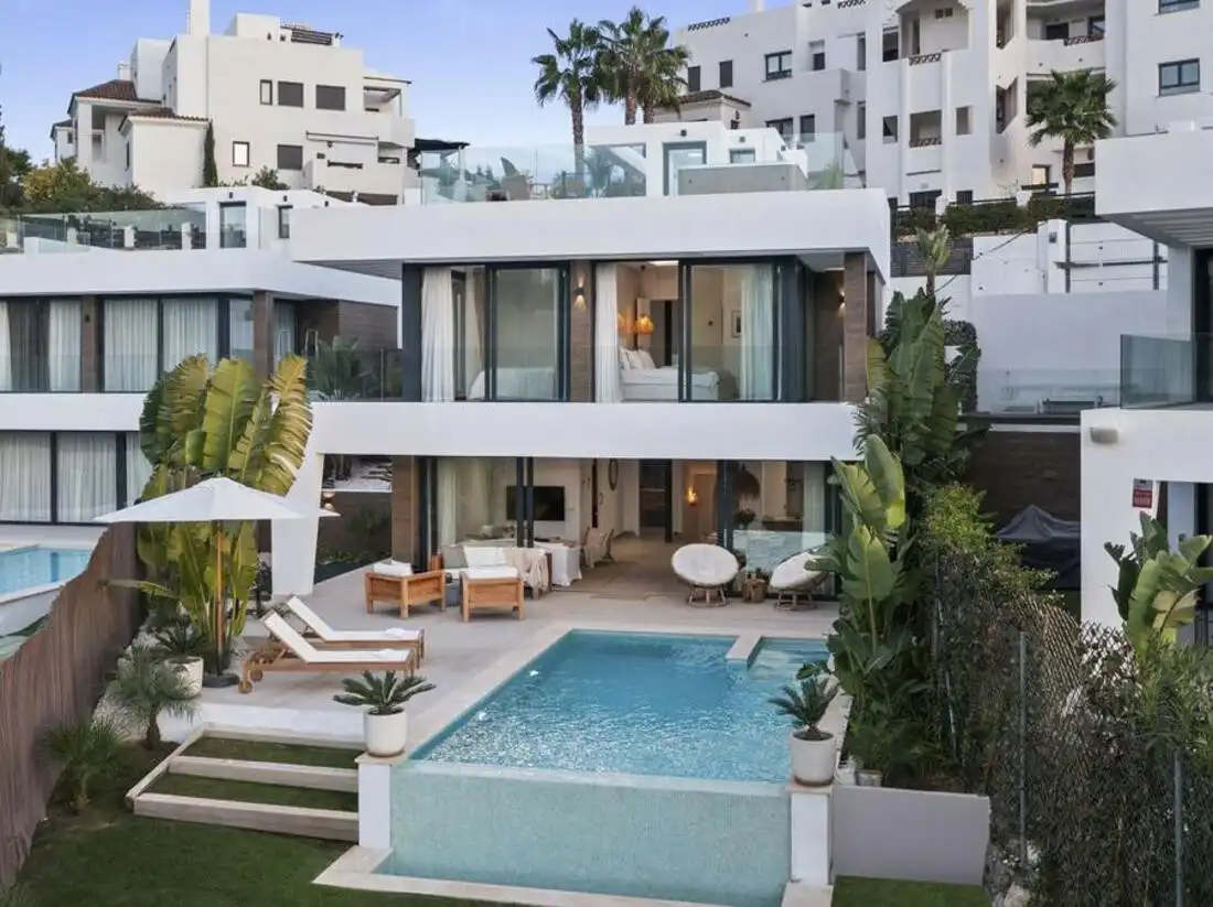 Vista exterior de Casa o xalet de lloguer en Estepona amb Aire condicionat, Jardí privat i Terrassa