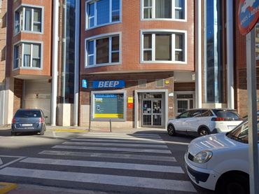 Locale commerciale in affitto a Ronda de Joan Fuster 10