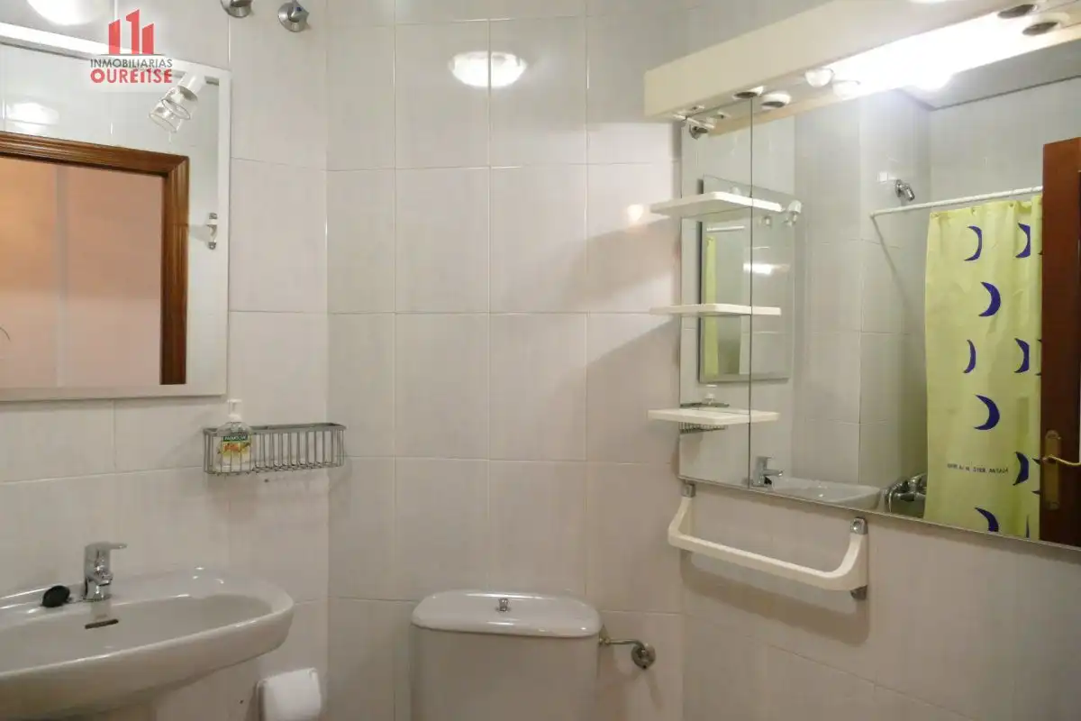 Baño de Piso de alquiler en Ourense Capital  con Calefacción, Amueblado y Balcón
