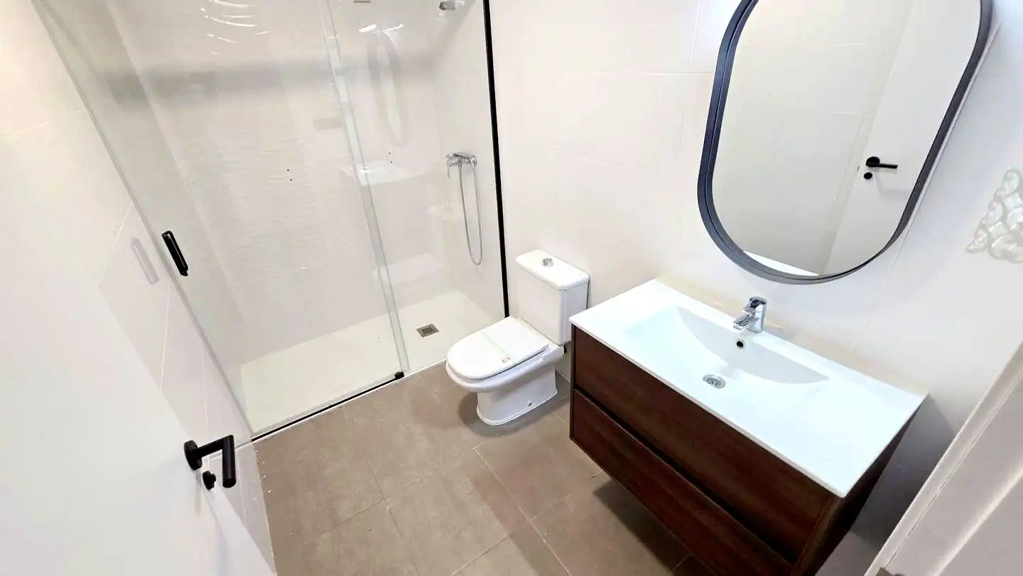 Badezimmer von Wohnung zur Miete in Gandia mit Klimaanlage, Terrasse und Möbliert