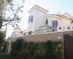 Vista exterior de Casa o xalet en venda en Benalmádena amb Aire condicionat, Calefacció i Jardí privat