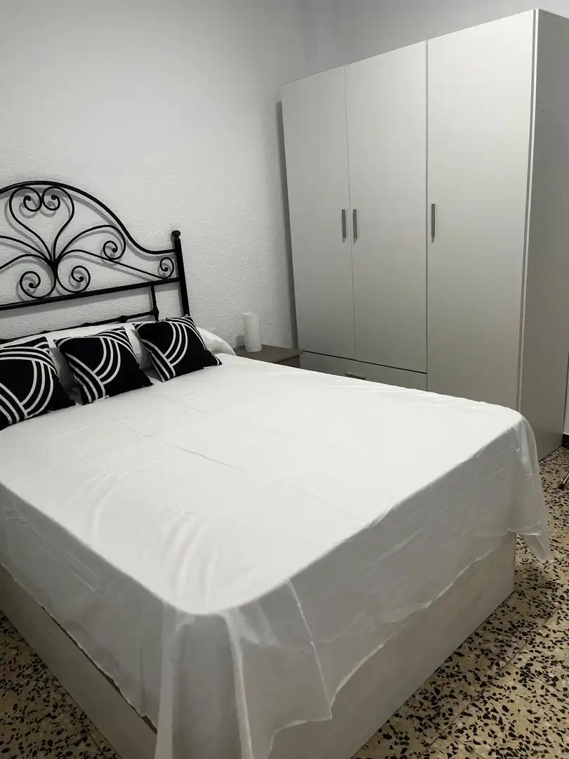 Schlafzimmer von Wohnung zur Miete in Elche / Elx mit Balkon