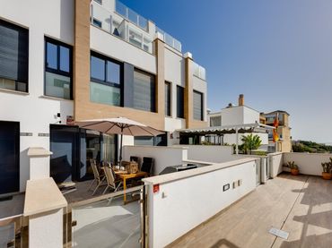Casa pareada con piscina en venta en Los Secanos