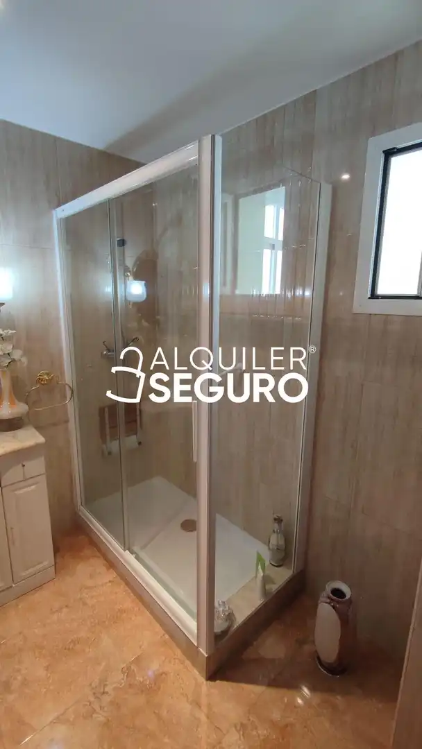 Baño de Piso de alquiler en Madrid con Calefacción, Terraza y Amueblado