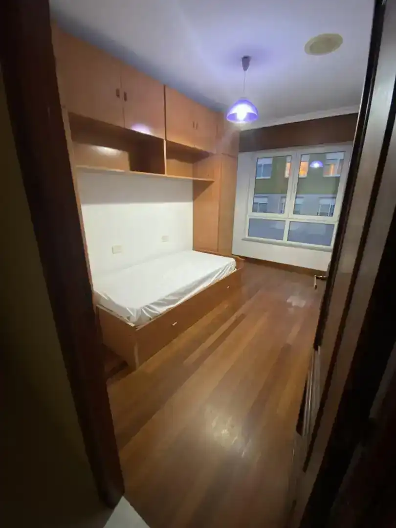 Schlafzimmer von Wohnungen zur Miete in Noia mit Abstellraum, Ofen und Waschmaschine