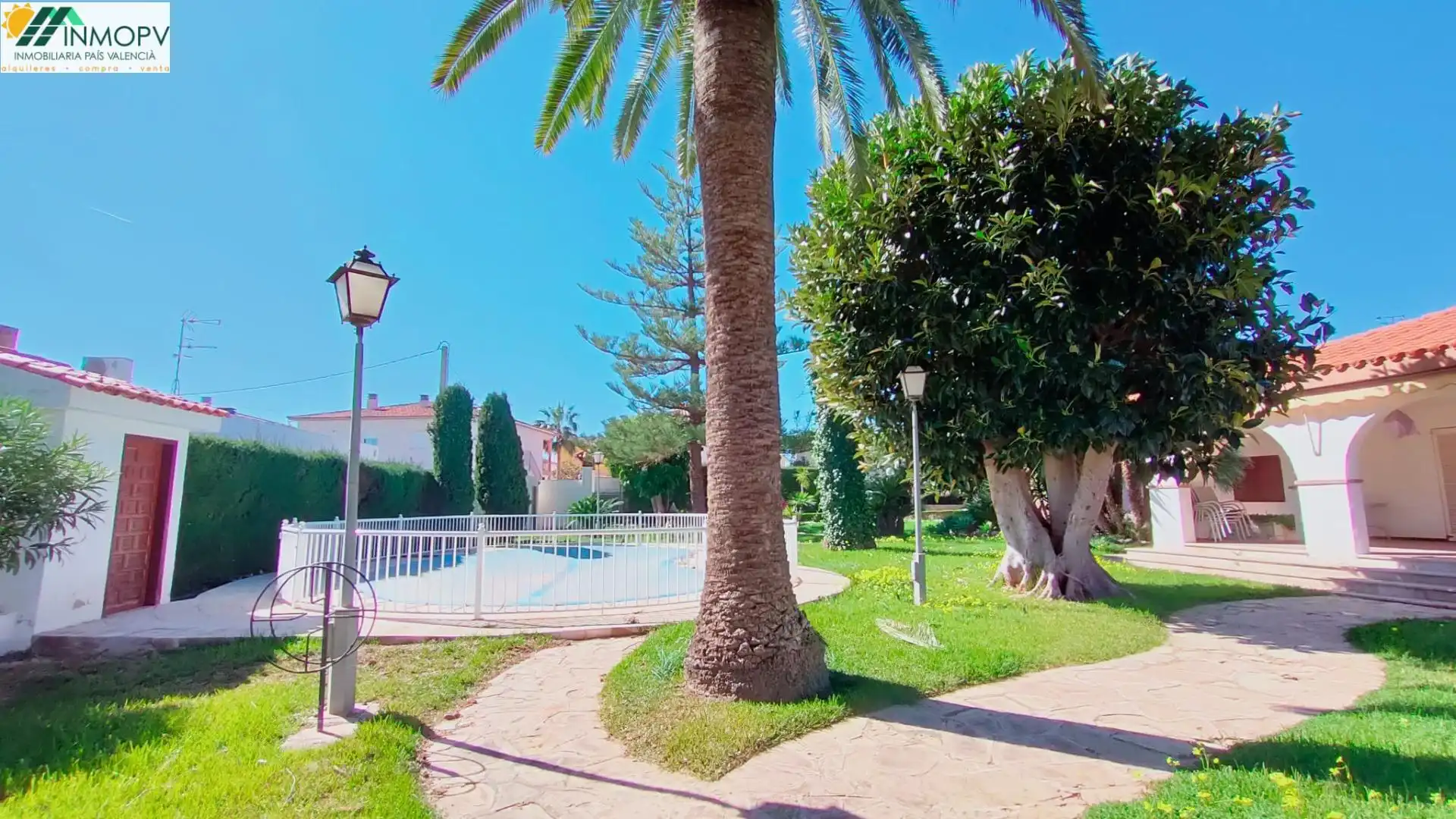 Vista exterior de Casa o xalet en venda en Vinaròs amb Jardí privat, Terrassa i Traster