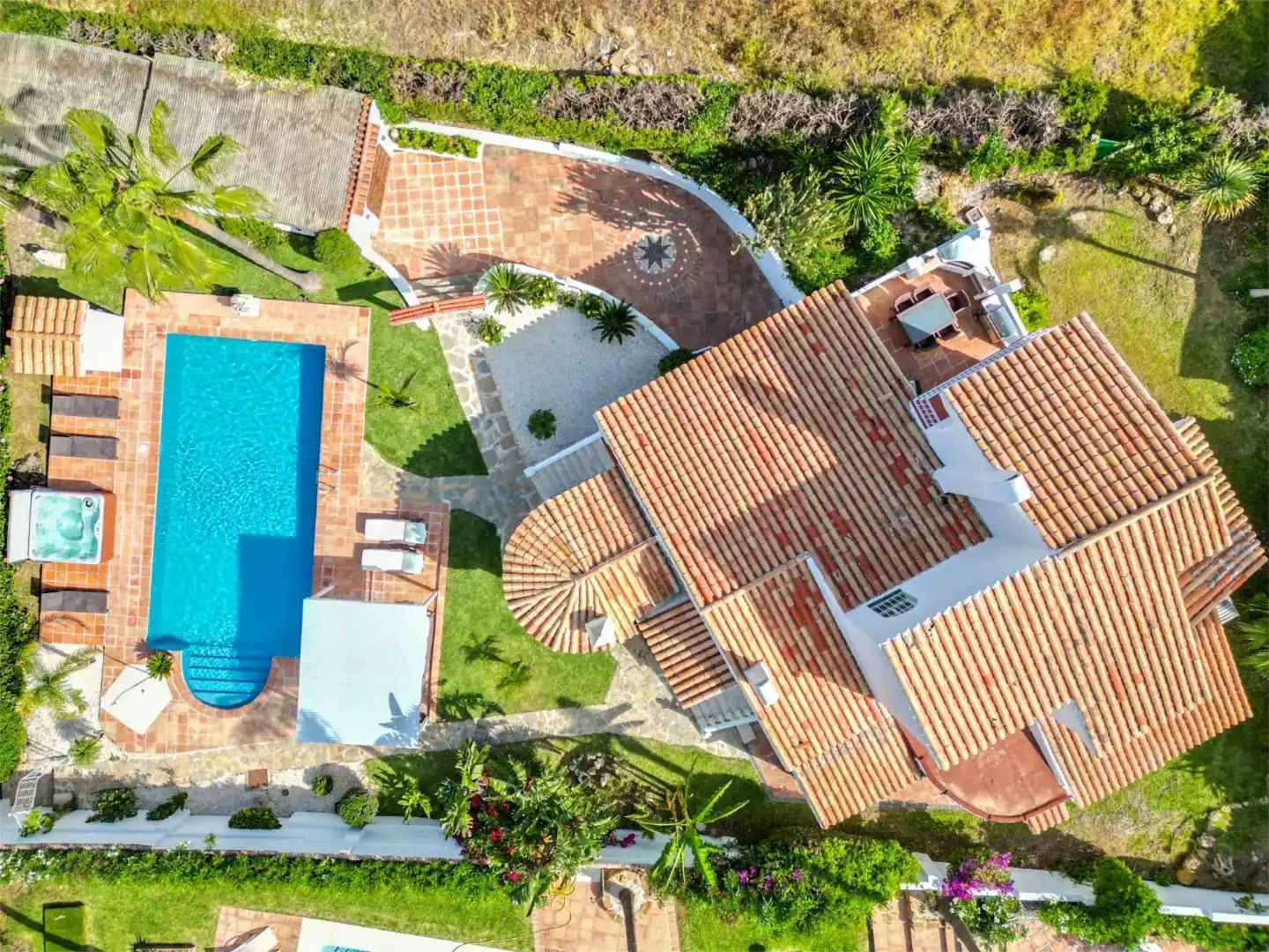 Vista exterior de Casa o xalet en venda en Estepona amb Aire condicionat, Piscina i Balcó