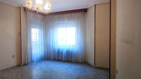 SE VENDE GRAN CASA PARA REFORMAR CON COCHERA DE 100m2 EN ZONA MORIS POR 170.000€!!