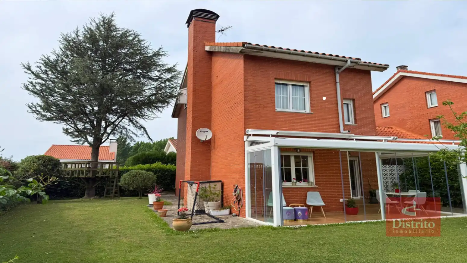 Außenansicht von Einfamilien-Reihenhaus zum Verkauf in Piélagos mit Heizung, Privatgarten und Terrasse