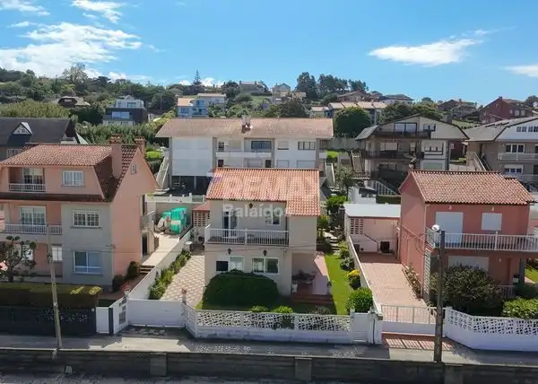 Vista exterior de Casa o xalet en venda en Nigrán amb Calefacció, Jardí privat i Parquet