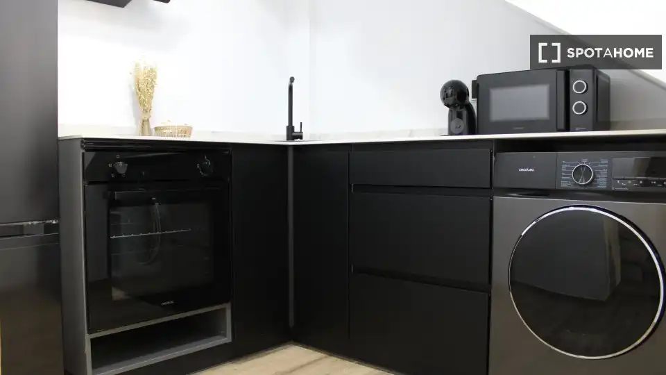 Cuina de Pis de lloguer en Valencia amb Aire condicionat, Calefacció i Moblat
