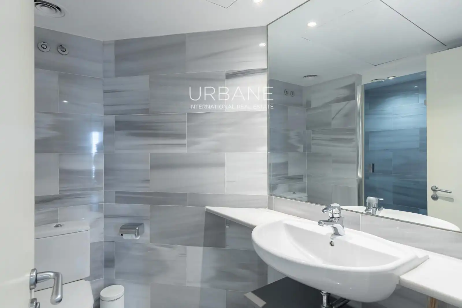 Baño de Ático de alquiler en Barcelona con Aire acondicionado, Calefacción y Amueblado