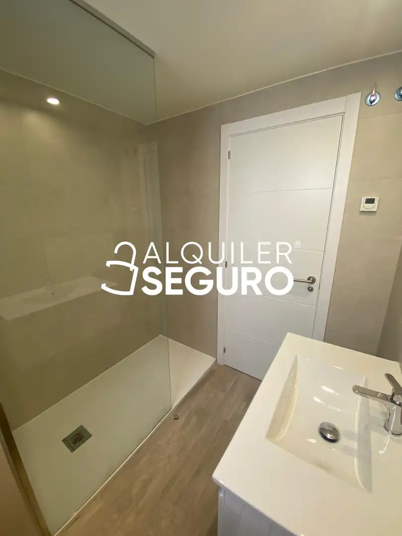 Bany de Pis de lloguer en Guadalajara amb Calefacció, Terrassa i Traster