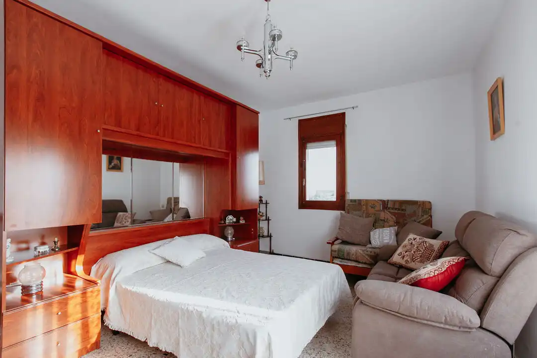 Dormitori de Casa o xalet en venda en Almuniente amb Calefacció, Terrassa i Moblat