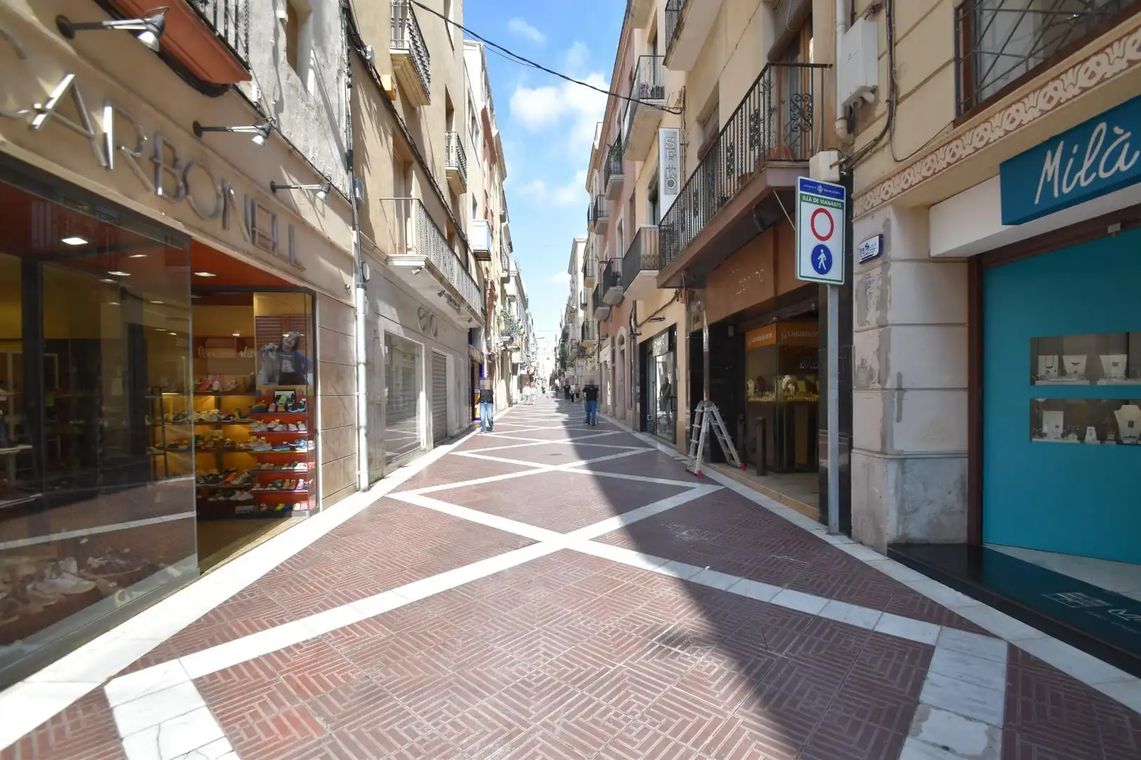 Vista exterior de Local en venda en Vilanova i la Geltrú