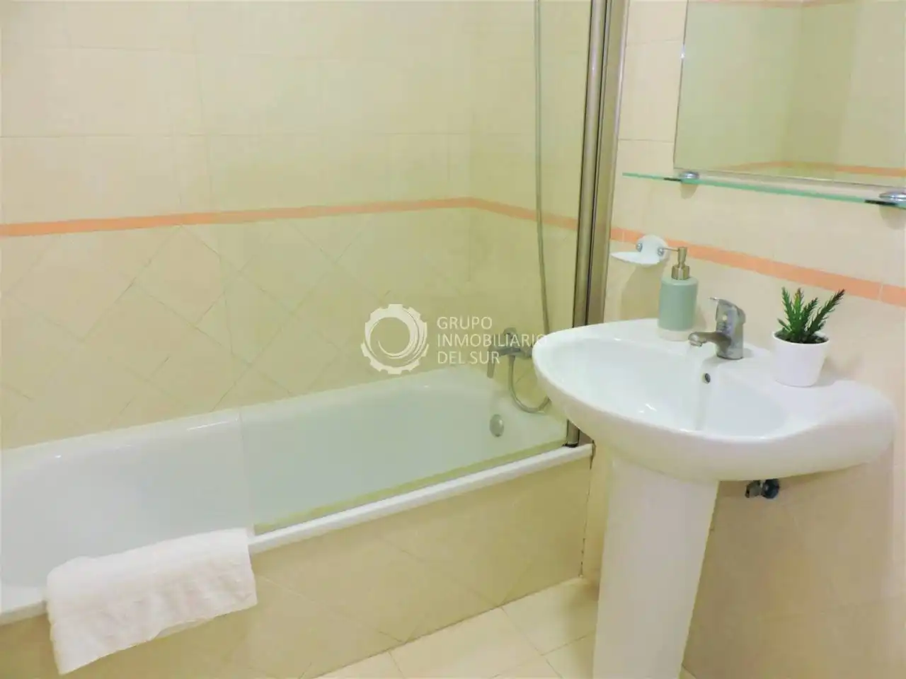 Bany de Apartament de lloguer en Barbate amb Aire condicionat, Terrassa i Moblat