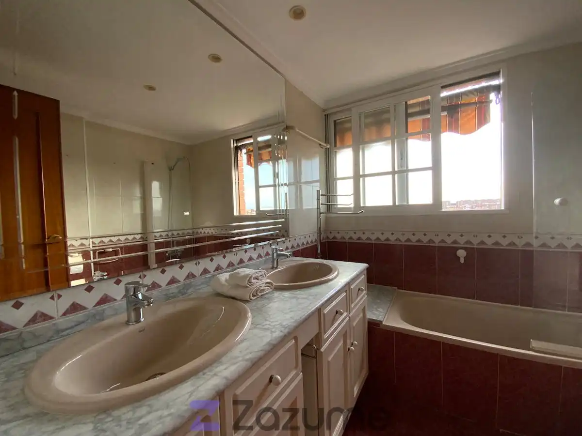 Badezimmer von Wohnung zur Miete in Valencia mit Klimaanlage, Heizung und Terrasse