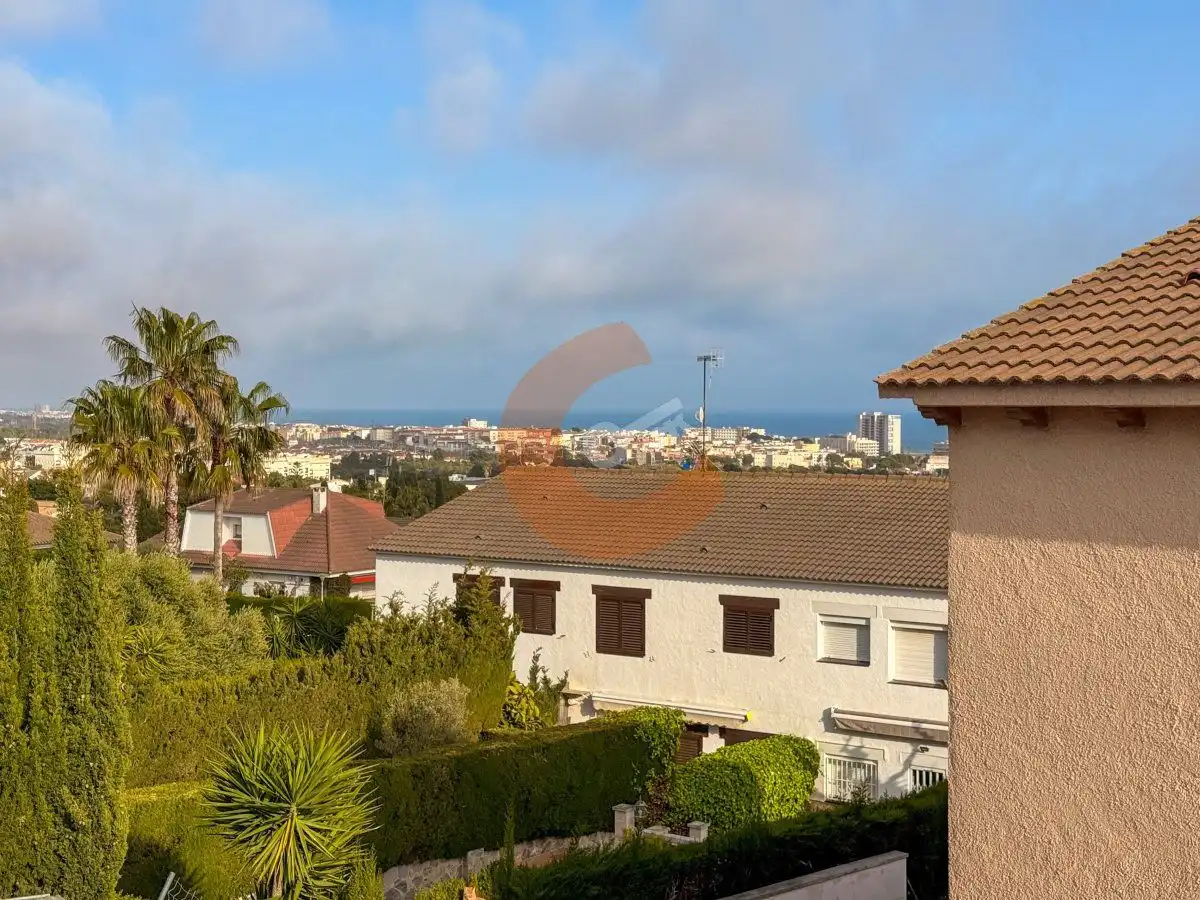 Vista exterior de Casa o chalet en venta en El Vendrell con Terraza