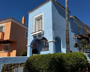 Vista exterior de Casa o xalet en venda en Marbella amb Aire condicionat, Calefacció i Terrassa