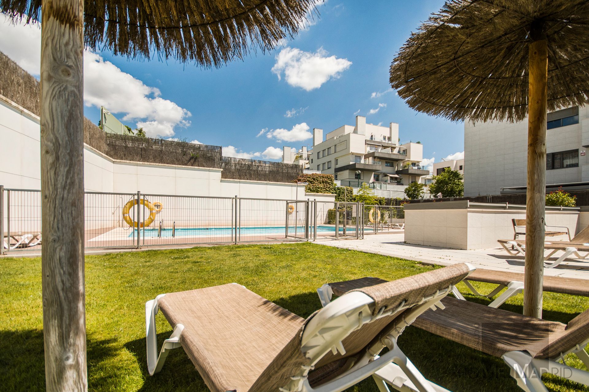 Swimming pool of Flat for sale in  Madrid Capital  with Air Conditioner, Heating and Private garden
