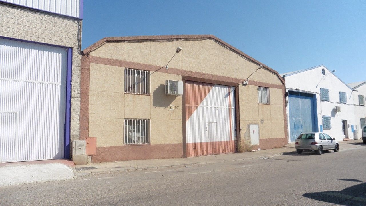 Vista exterior de Nau industrial en venda en  Jaén Capital