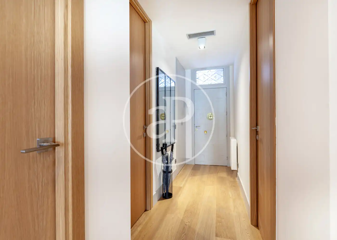 Flat for rent in Calle de Sta. María, Cortes - Huertas