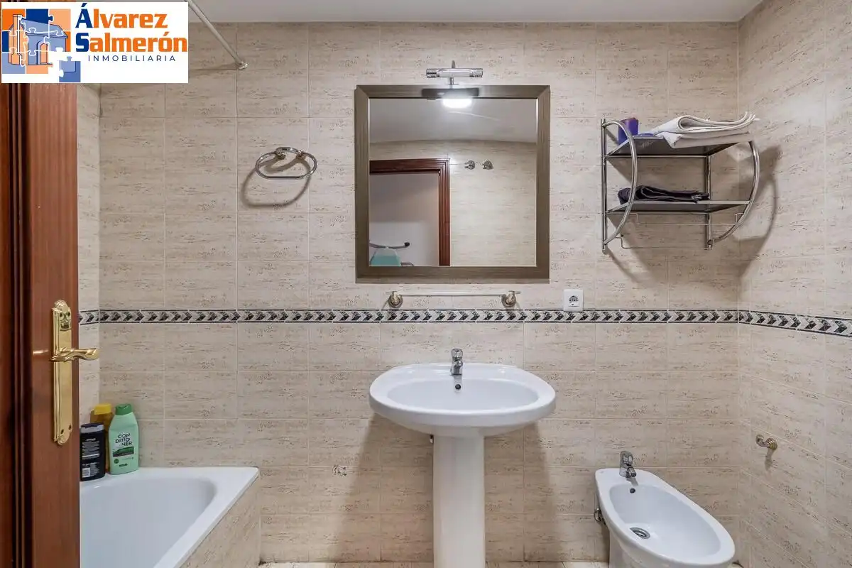 Bathroom of Flat for sale in Granada  with Heating and Storage room