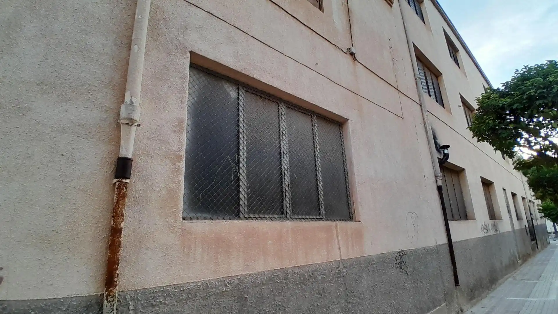 Vista exterior de Edificio en venta en Yecla