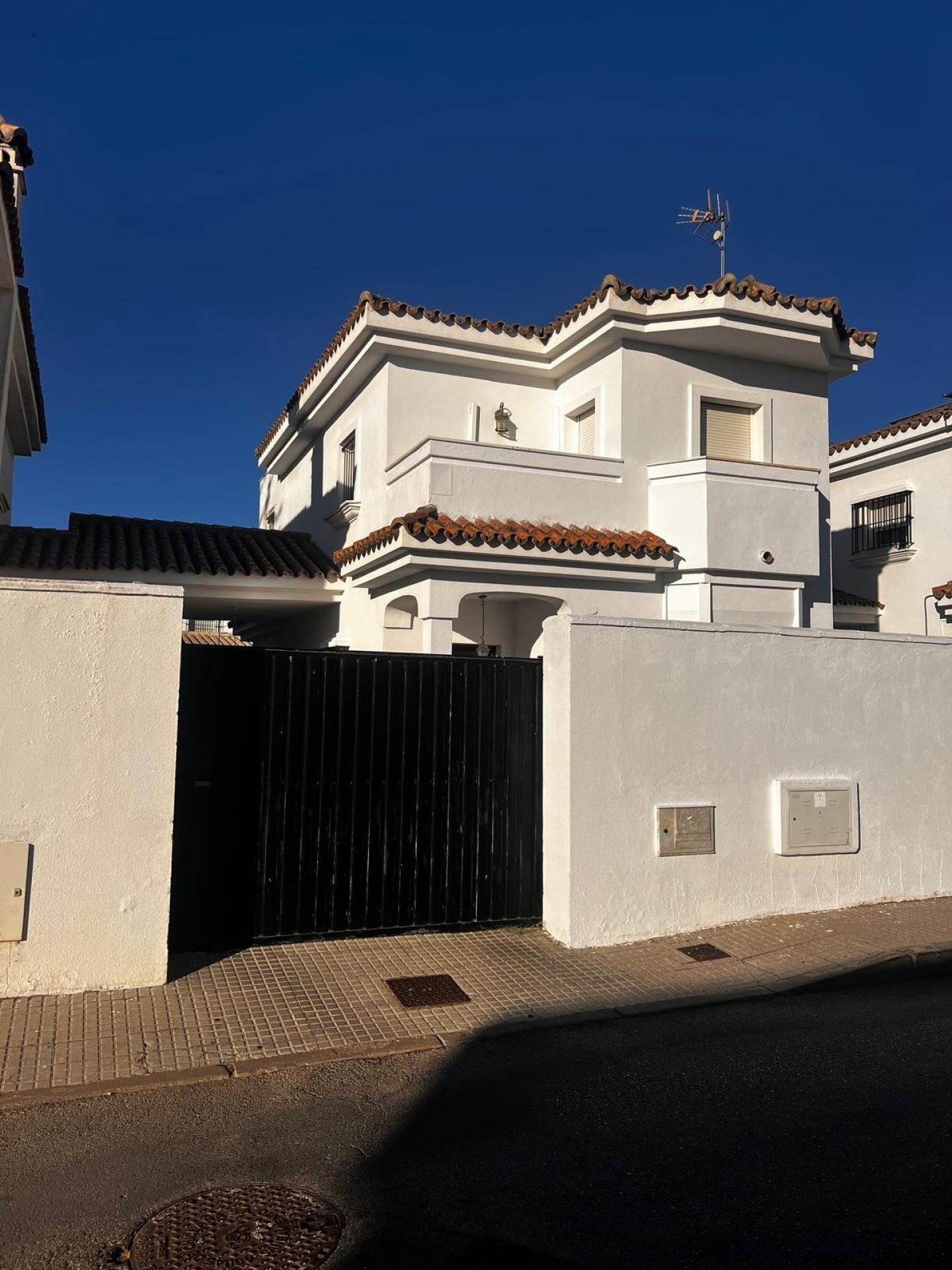 Exterior view of House or chalet for sale in Chiclana de la Frontera  with Heating, Terrace and Balcony