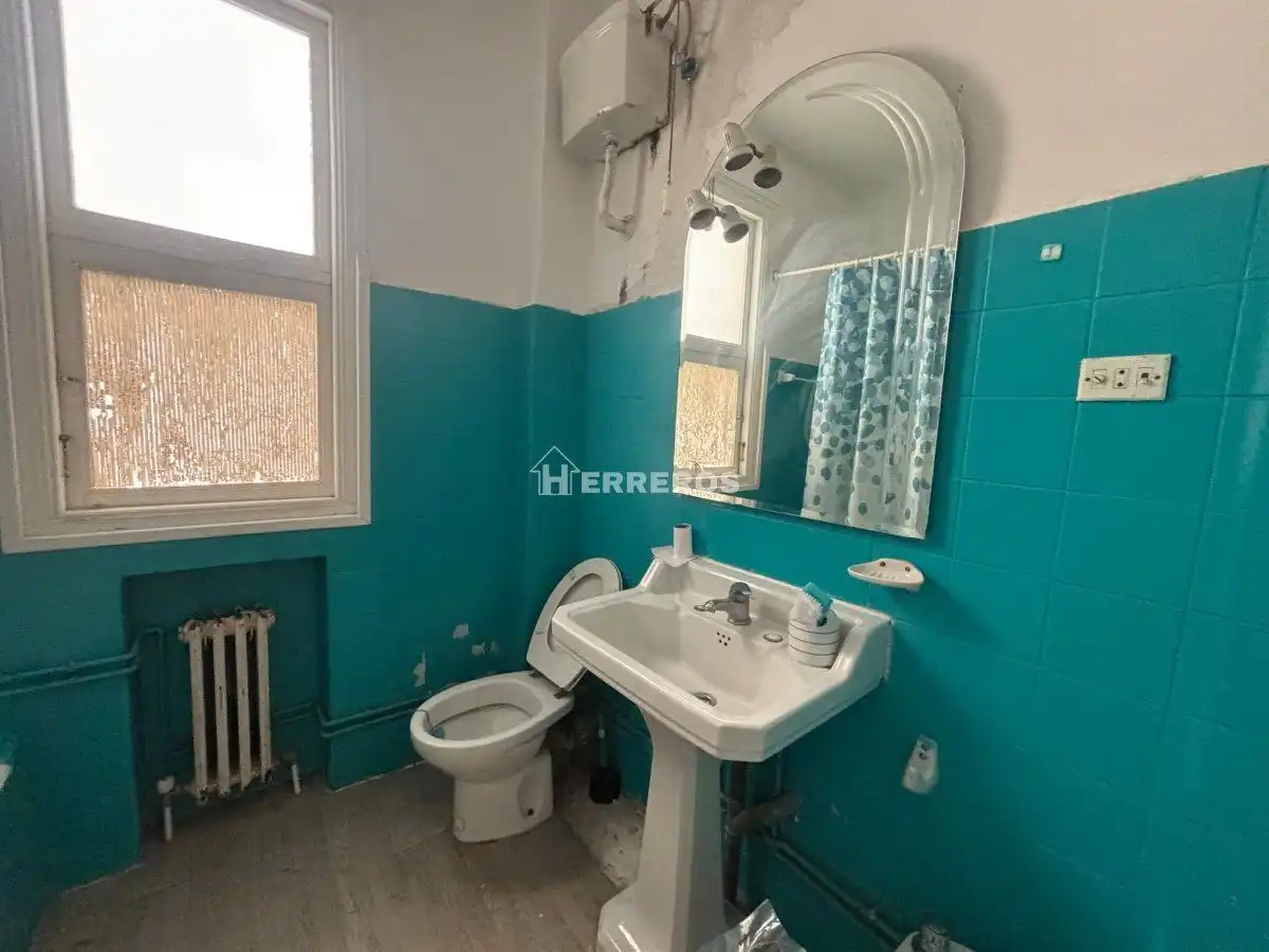 Baño de Piso en venta en  Logroño con Calefacción, Parquet y Terraza
