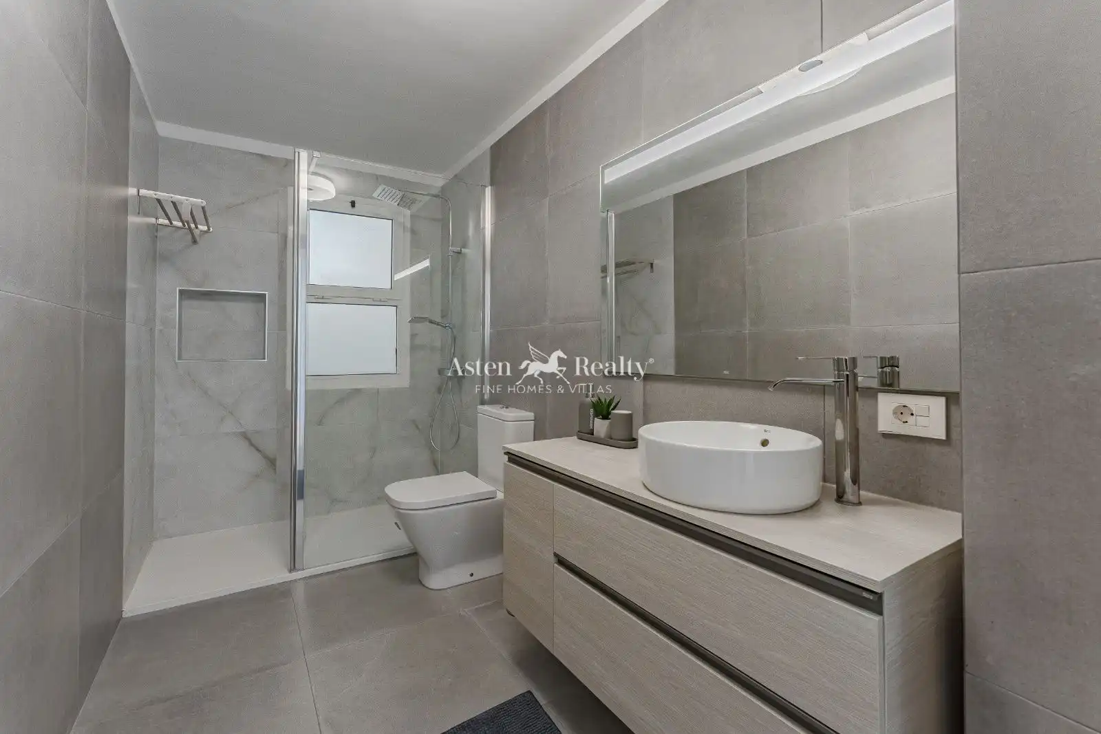 Baño de Piso en venta en Arona con Terraza, Trastero y Amueblado