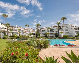 Vista exterior de Apartament en venda en Estepona amb Aire condicionat, Terrassa i Piscina