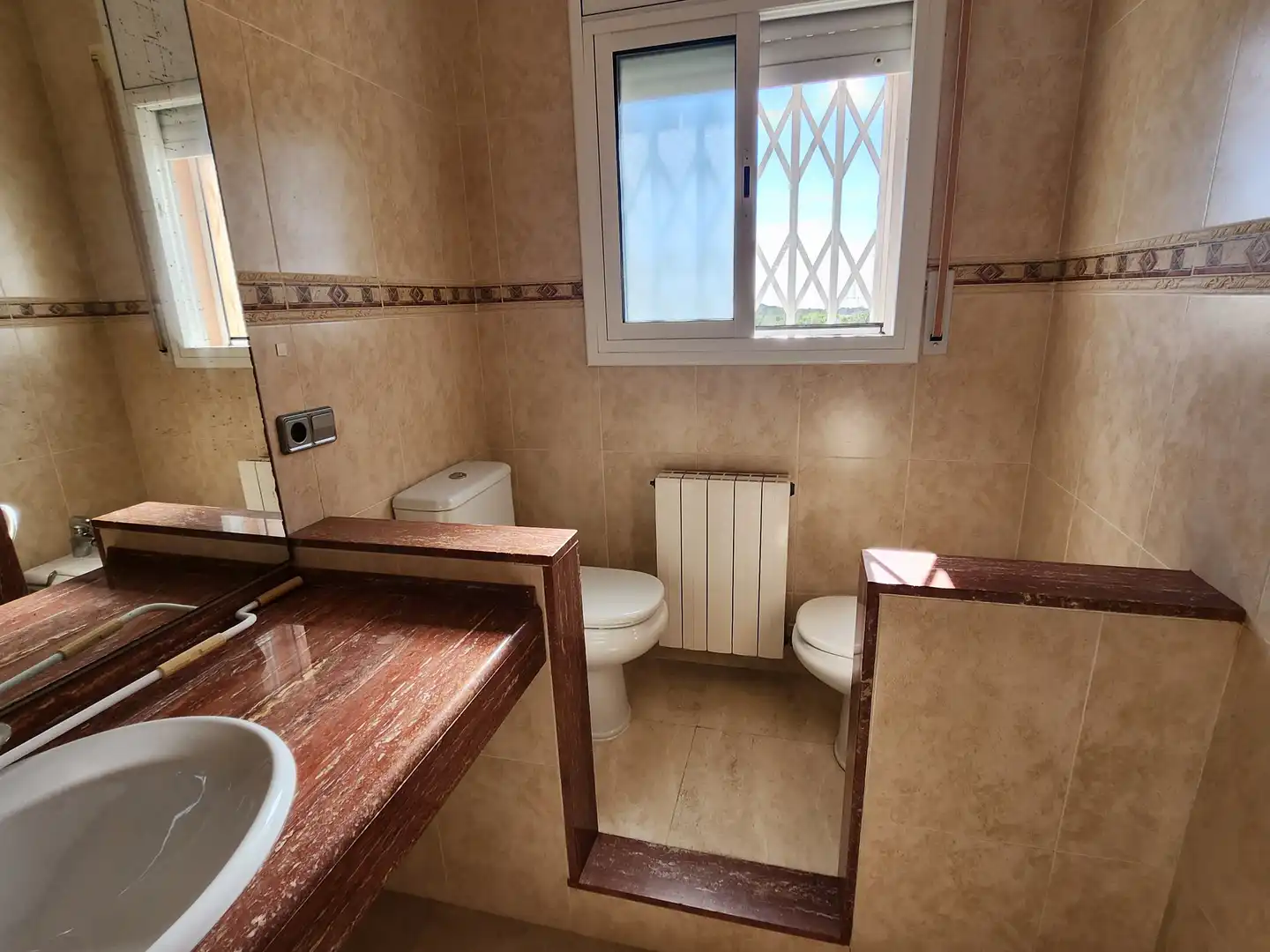 Baño de Casa adosada en venta en Roda de Berà con Aire acondicionado, Calefacción y Terraza