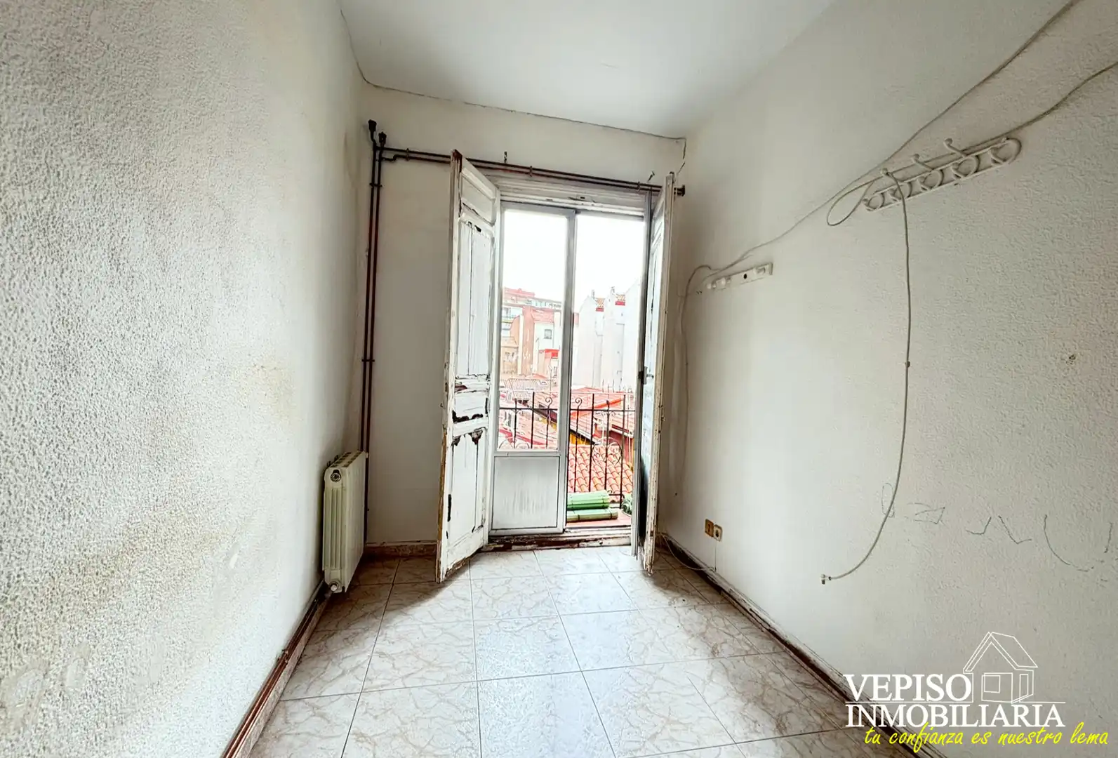Habitación de Piso en venta en Madrid con Balcón y Alarma
