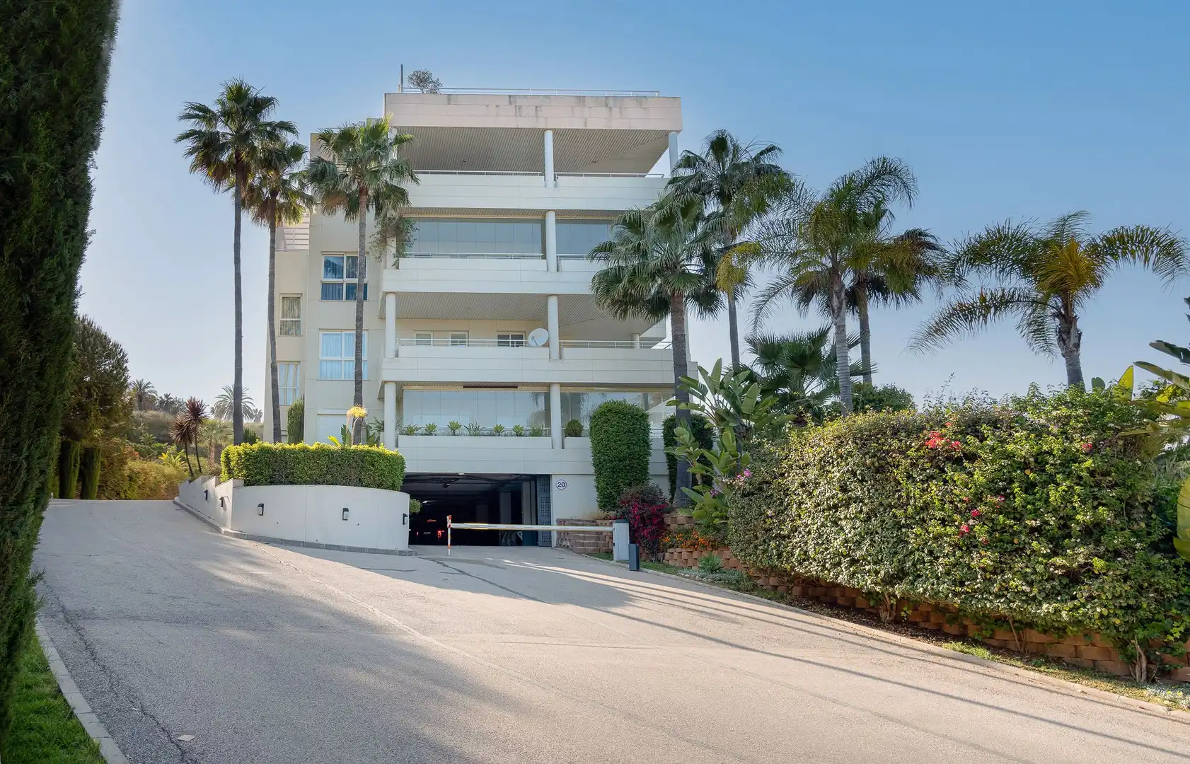Vista exterior de Planta baja en venta en Marbella con Aire acondicionado, Calefacción y Jardín privado