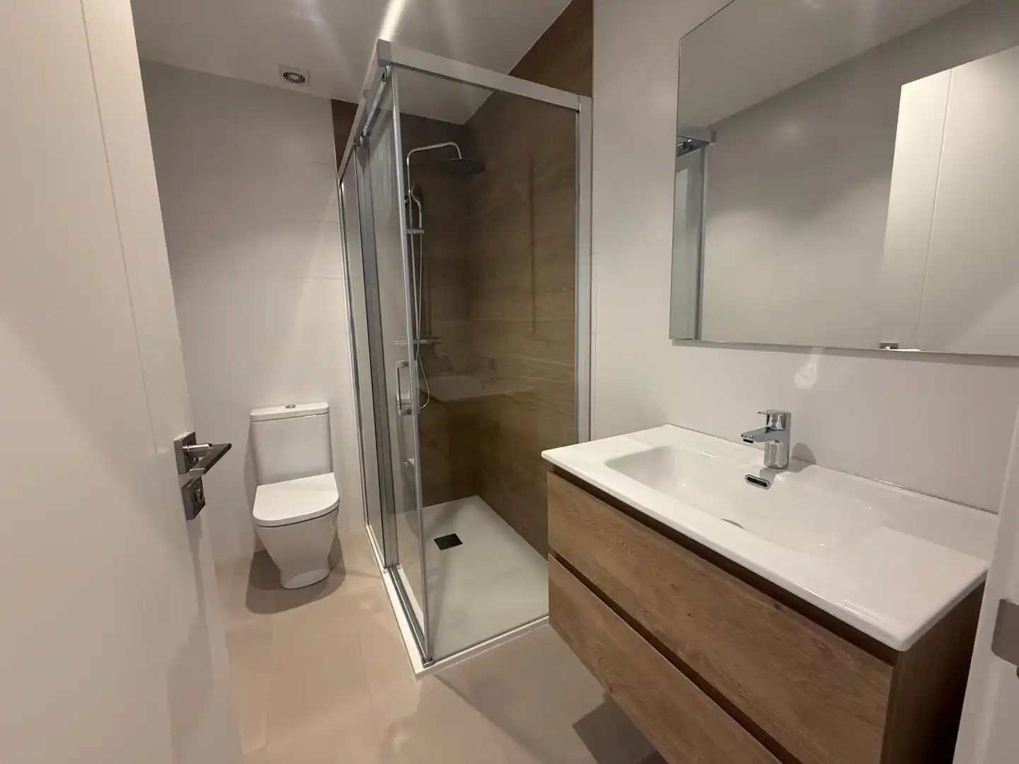 Baño de Apartamento de alquiler en León Capital  con Calefacción, Parquet y Terraza