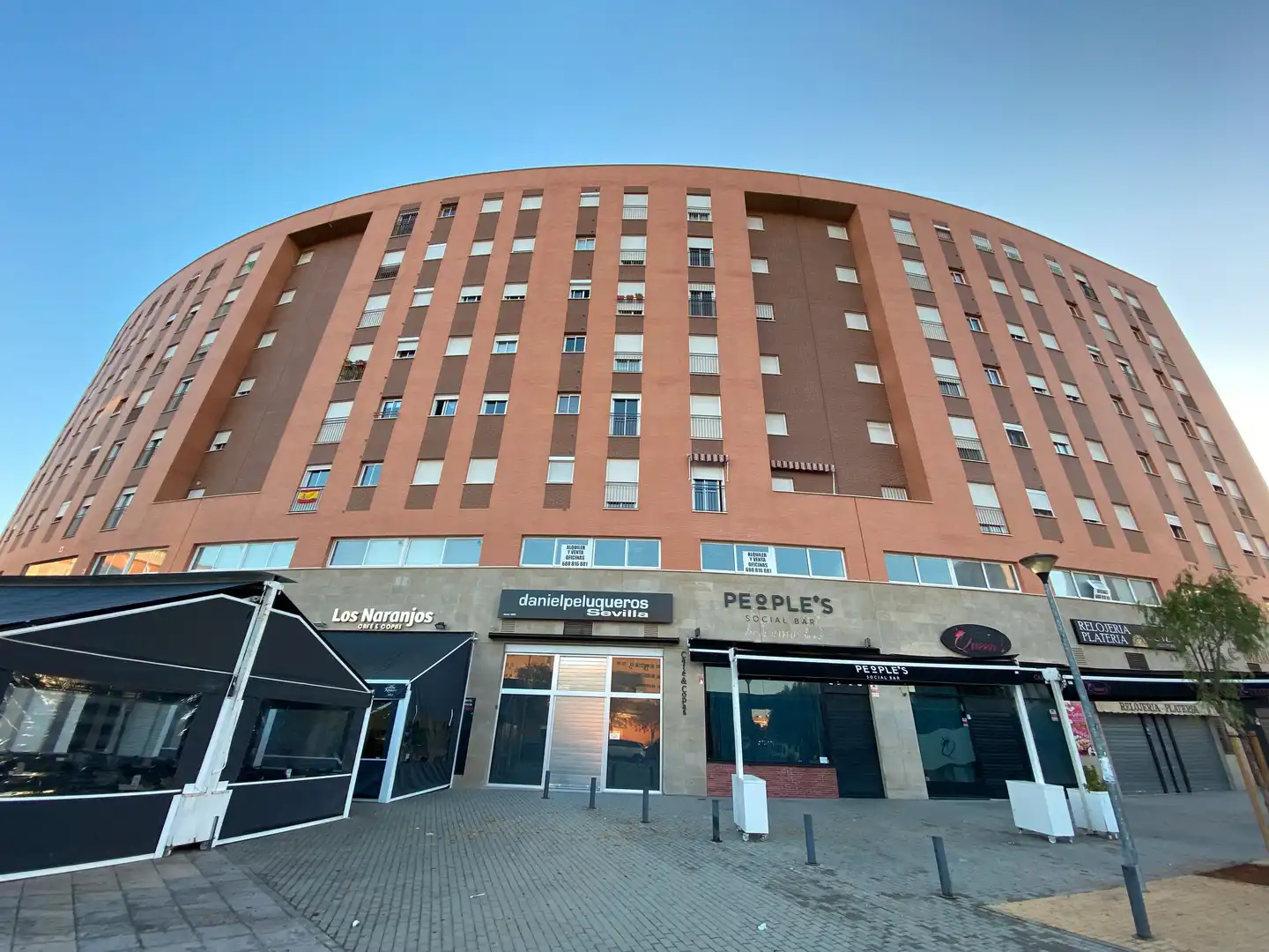 Vista exterior de Oficina de lloguer en Sevilla amb Aire condicionat