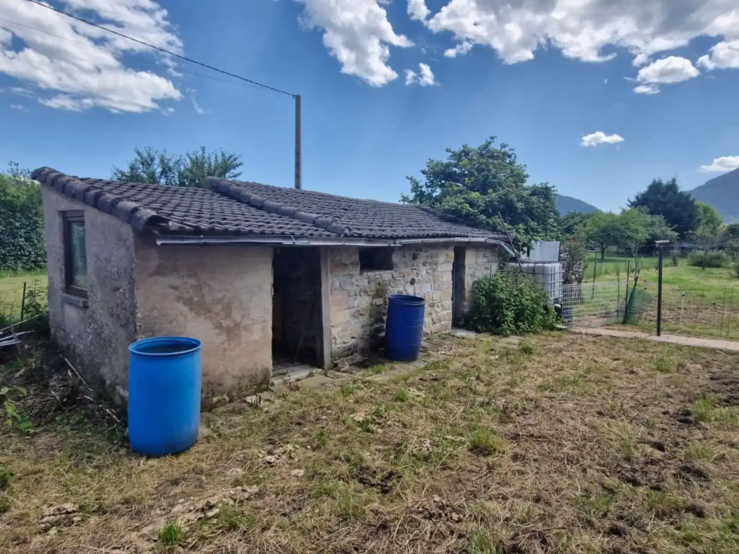 Vista exterior de Casa o xalet en venda en Los Corrales de Buelna  amb Calefacció, Jardí privat i Terrassa