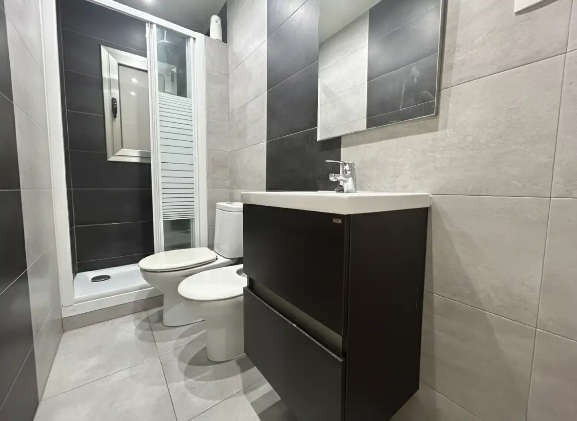 Baño de Piso en venta en L'Hospitalet de Llobregat con Aire acondicionado