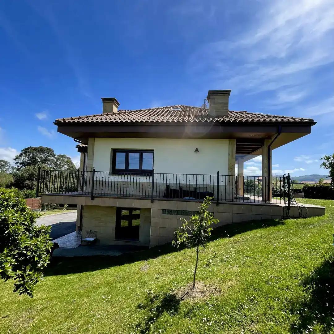 Vista exterior de Casa o xalet en venda en Gijón  amb Balcó