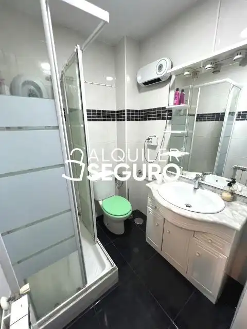 Baño de Piso de alquiler en Madrid con Aire acondicionado, Calefacción y Terraza