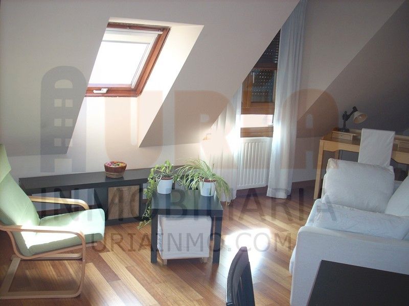 Dormitori de Apartament de lloguer en Oviedo  amb Calefacció, Parquet i Moblat