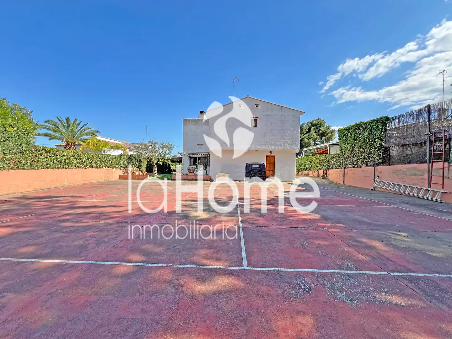 Vista exterior de Casa o xalet en venda en Paterna amb Aire condicionat, Jardí privat i Terrassa
