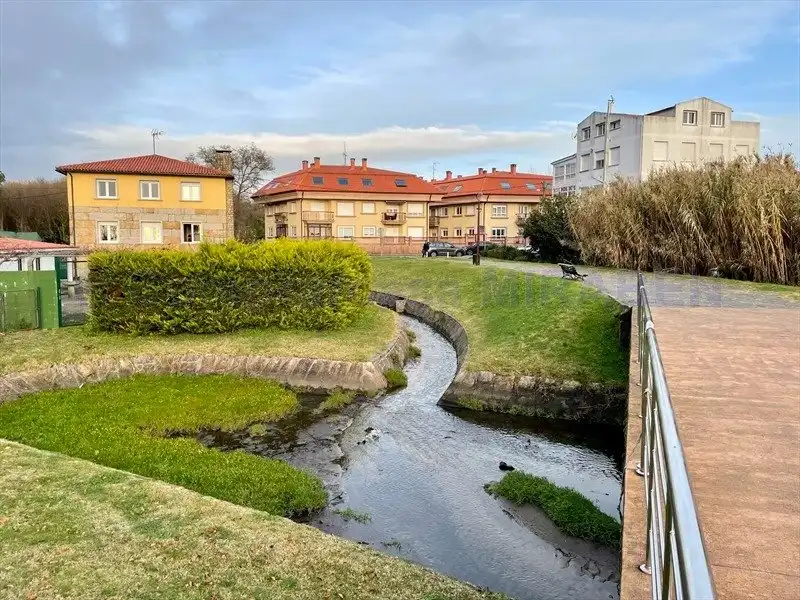 Vista exterior de Àtic de lloguer en Boiro amb Calefacció, Terrassa i Moblat